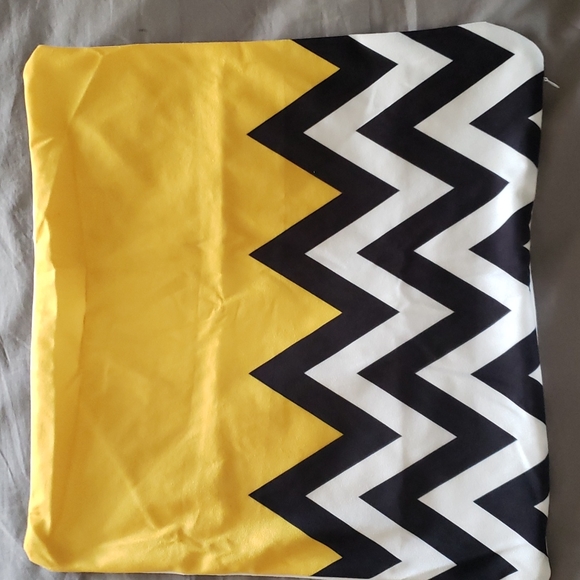 💕SOLD 3/$20 2 Decorative throw Pillows - Picture 4 of 5